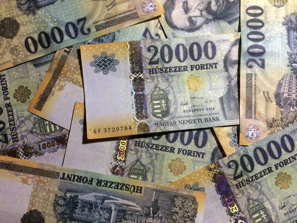 Devizapiac December 1. – Durvul a forint, az eurót leszúrta a kritikus szintre, a dollár is zuhan lefele