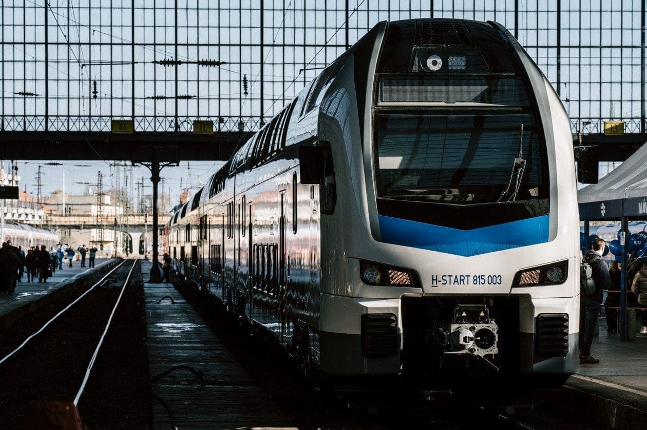 Mit hagynak a MÁV vonatain az emberek? Mobilok, kulcsok, rollerek - az elveszett tárgyak várják gazdáikat