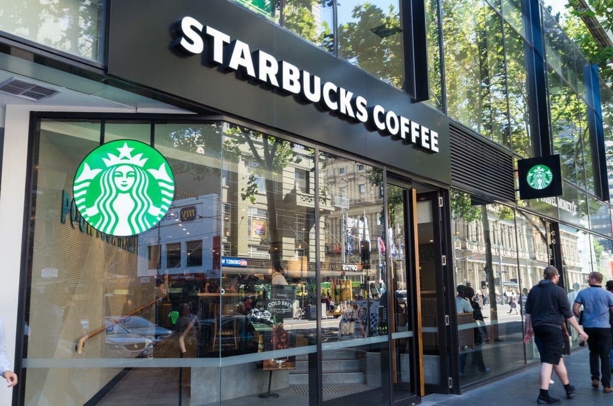 Megy a kávébizinisz a Starbucksnál, de a profit visszaesett