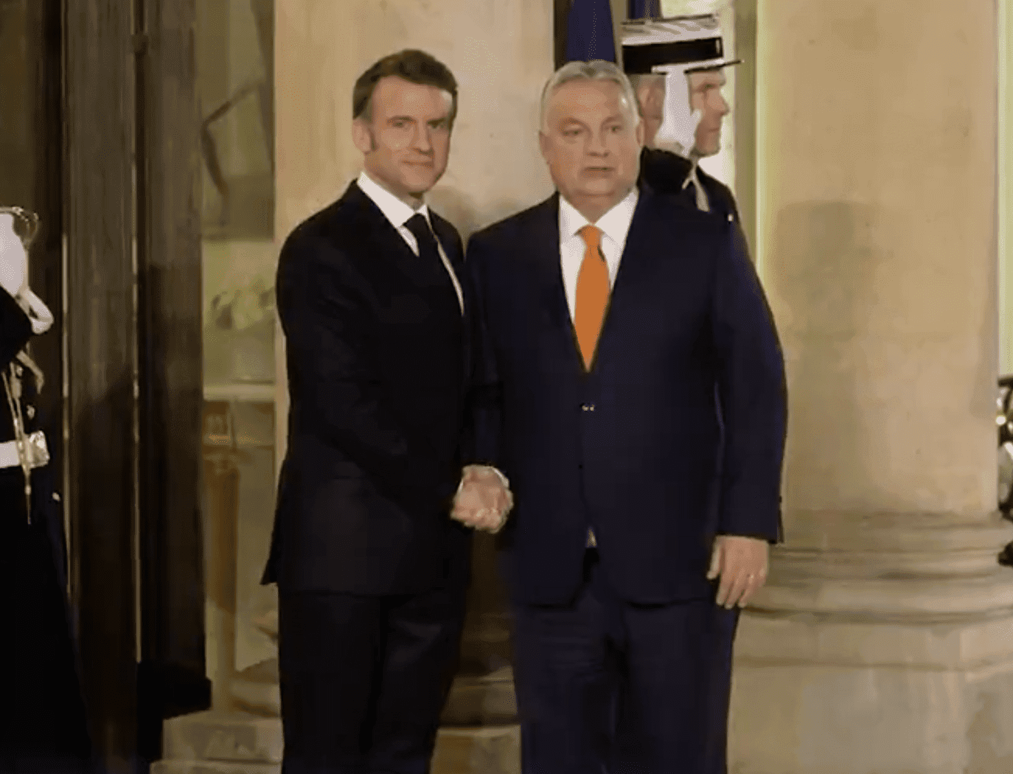 Orbán és Macron összefog? – Új irányba fordulhat az EU védelempolitikája