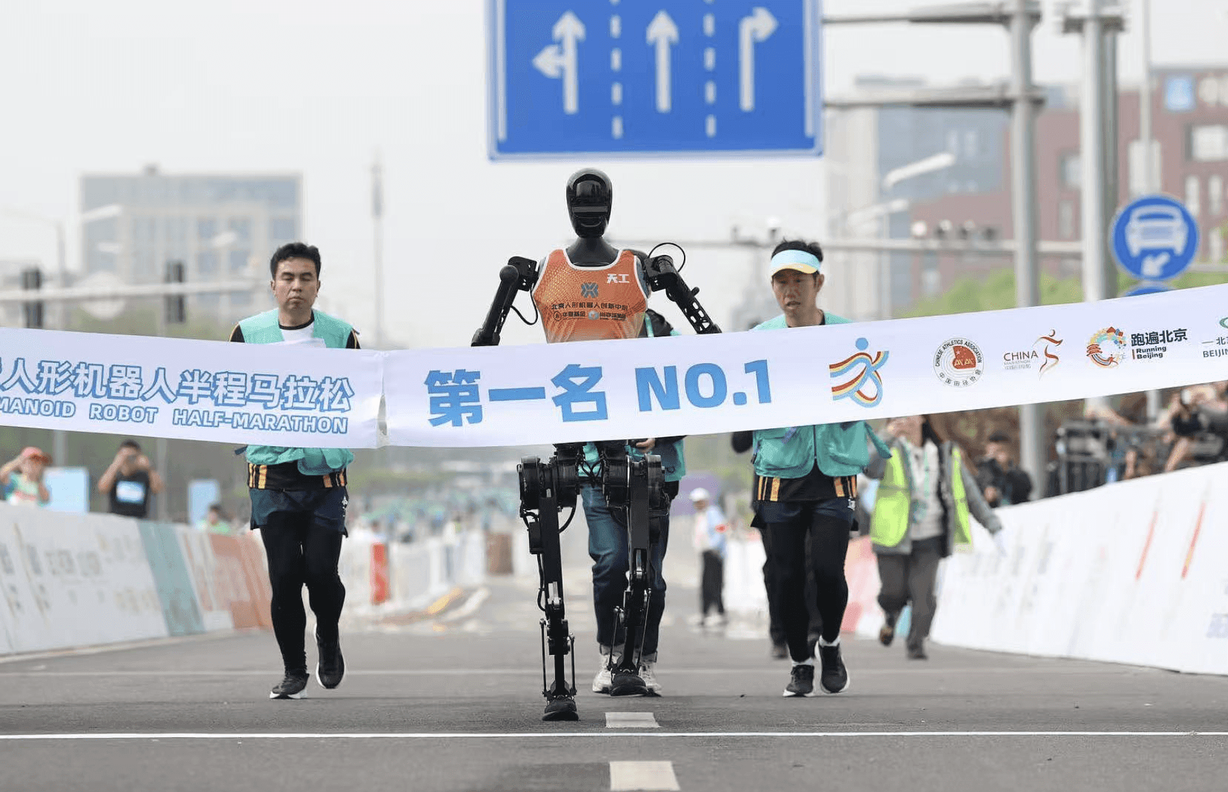 Versenyben az emberrel? – Robotok is rajthoz álltak a pekingi félmaratonon