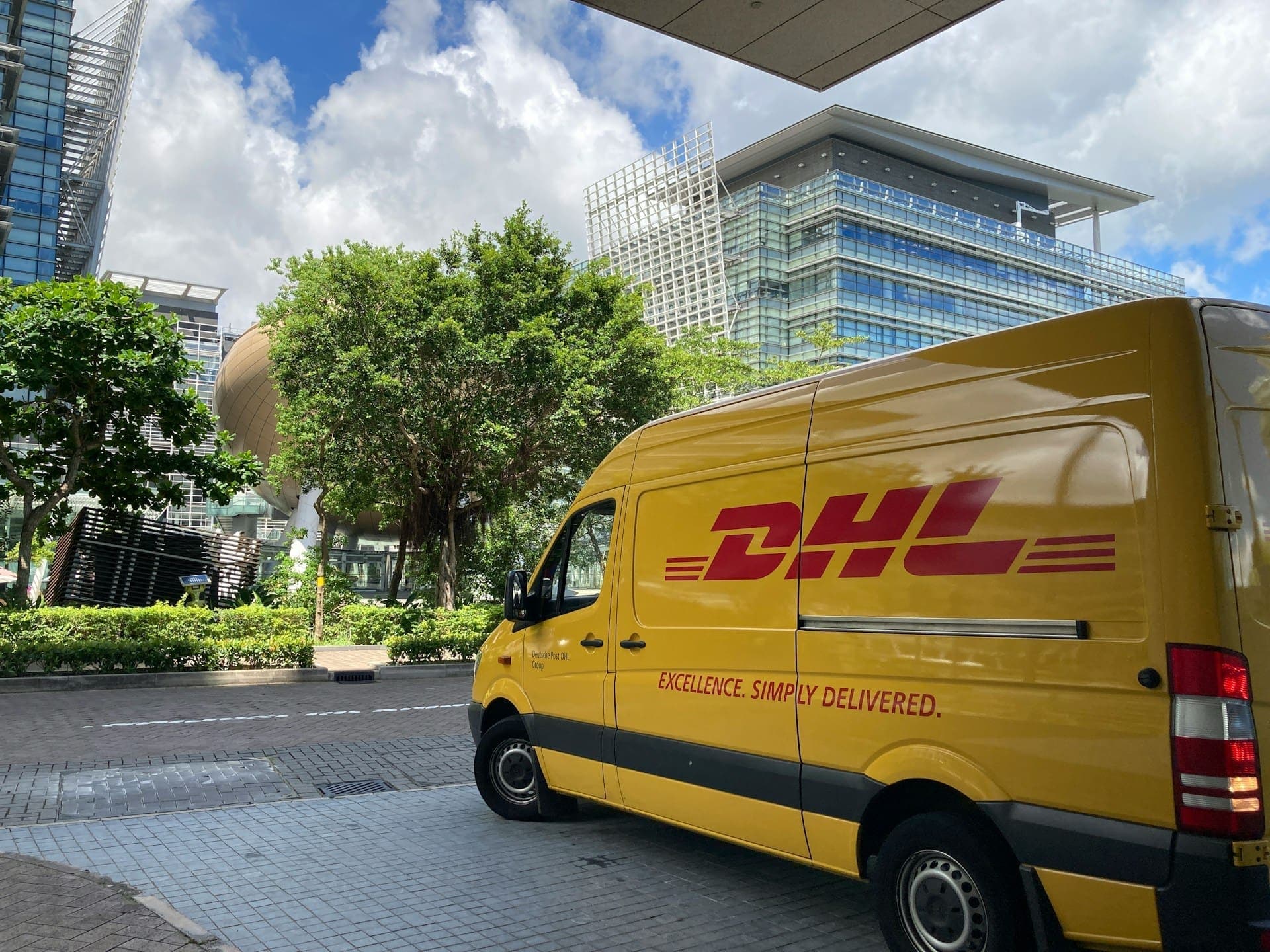 A DHL 800 dollár fölött már nem szállít az USA-ba – Vámváltozás áll a háttérben