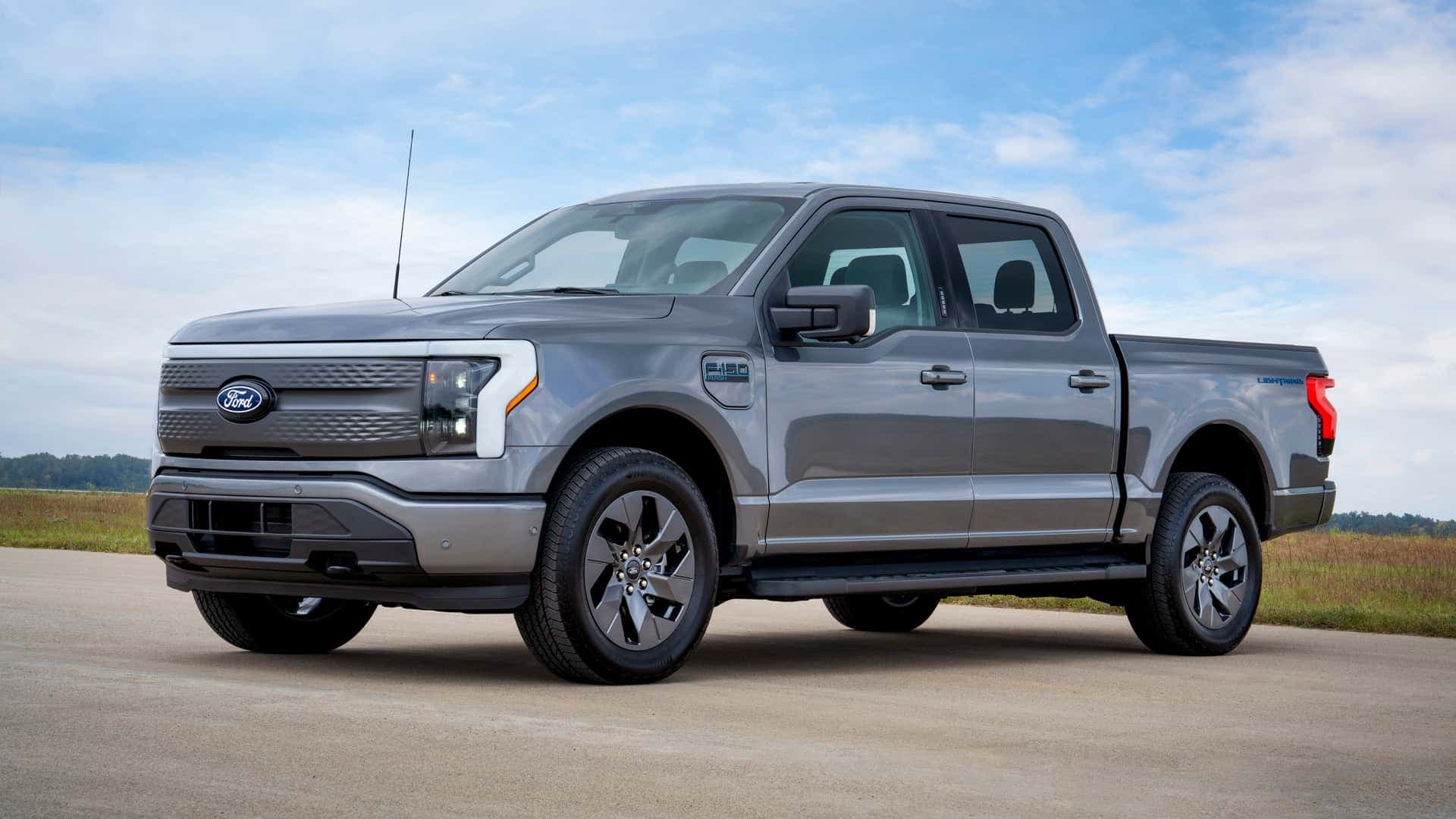 Visszahívják a Ford elektromos modelljét – Kormányzási hiba miatt több ezer pickup kerül szervizbe