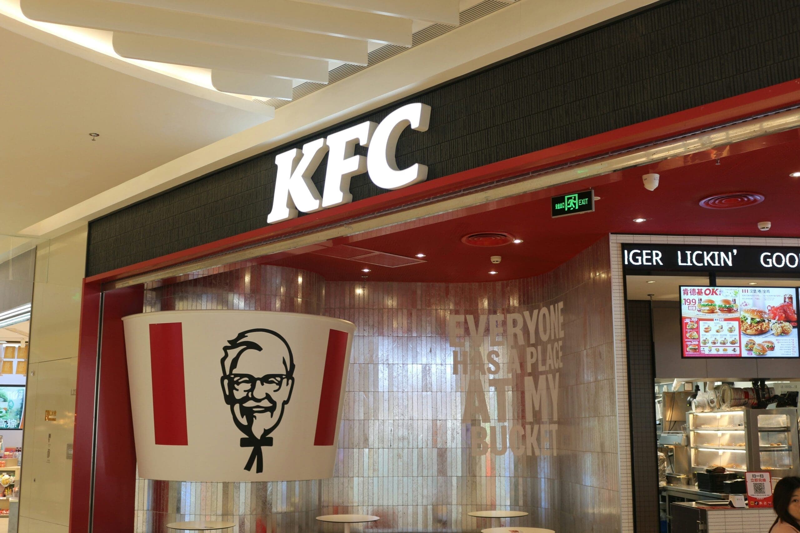 Hétezer új munkahely a KFC-nél – Brutálisan terjeszkedik a csirkeóriás