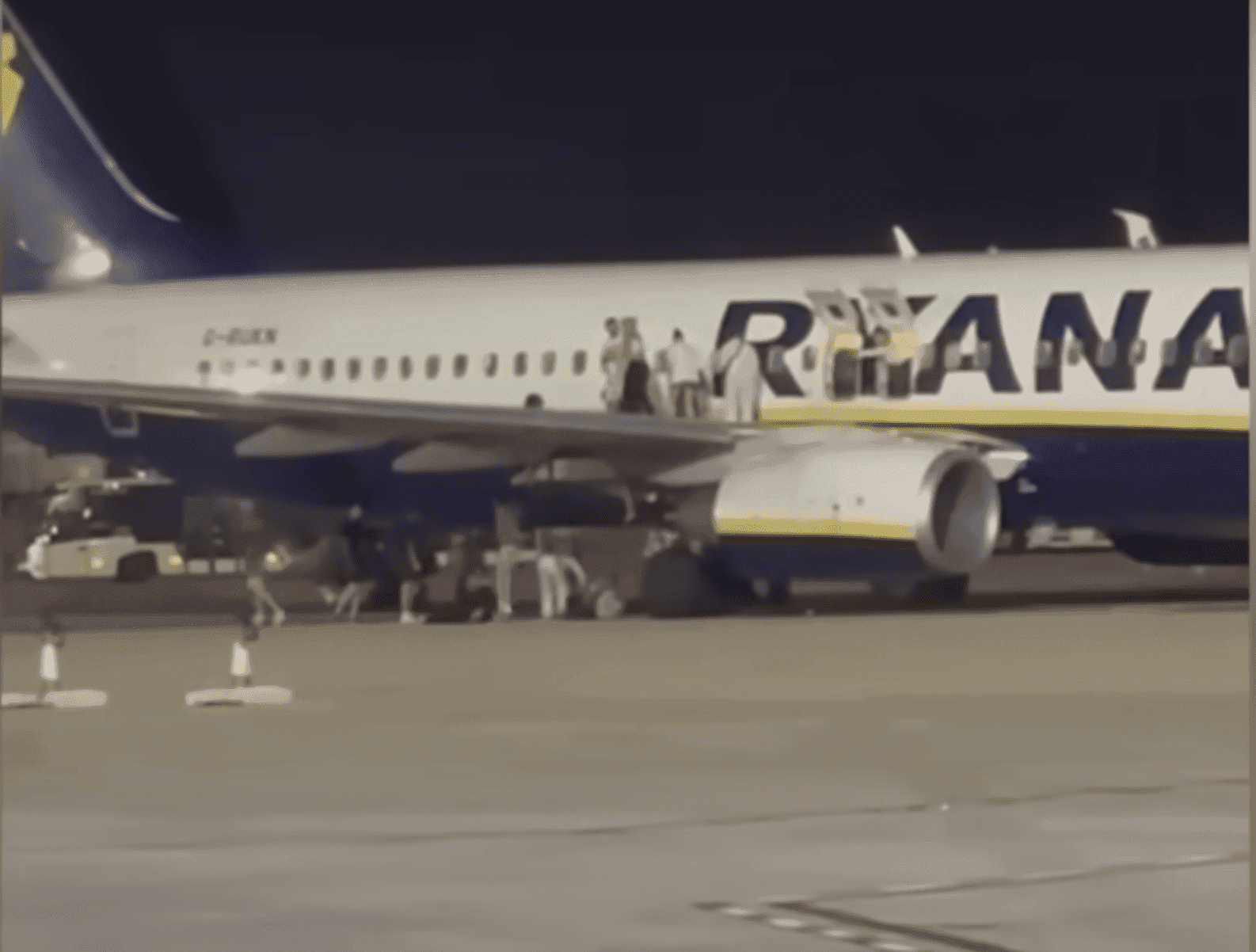 Mi történt a Ryanair-járaton? – Pánik tört ki, az utasok a gép szárnyán át menekültek