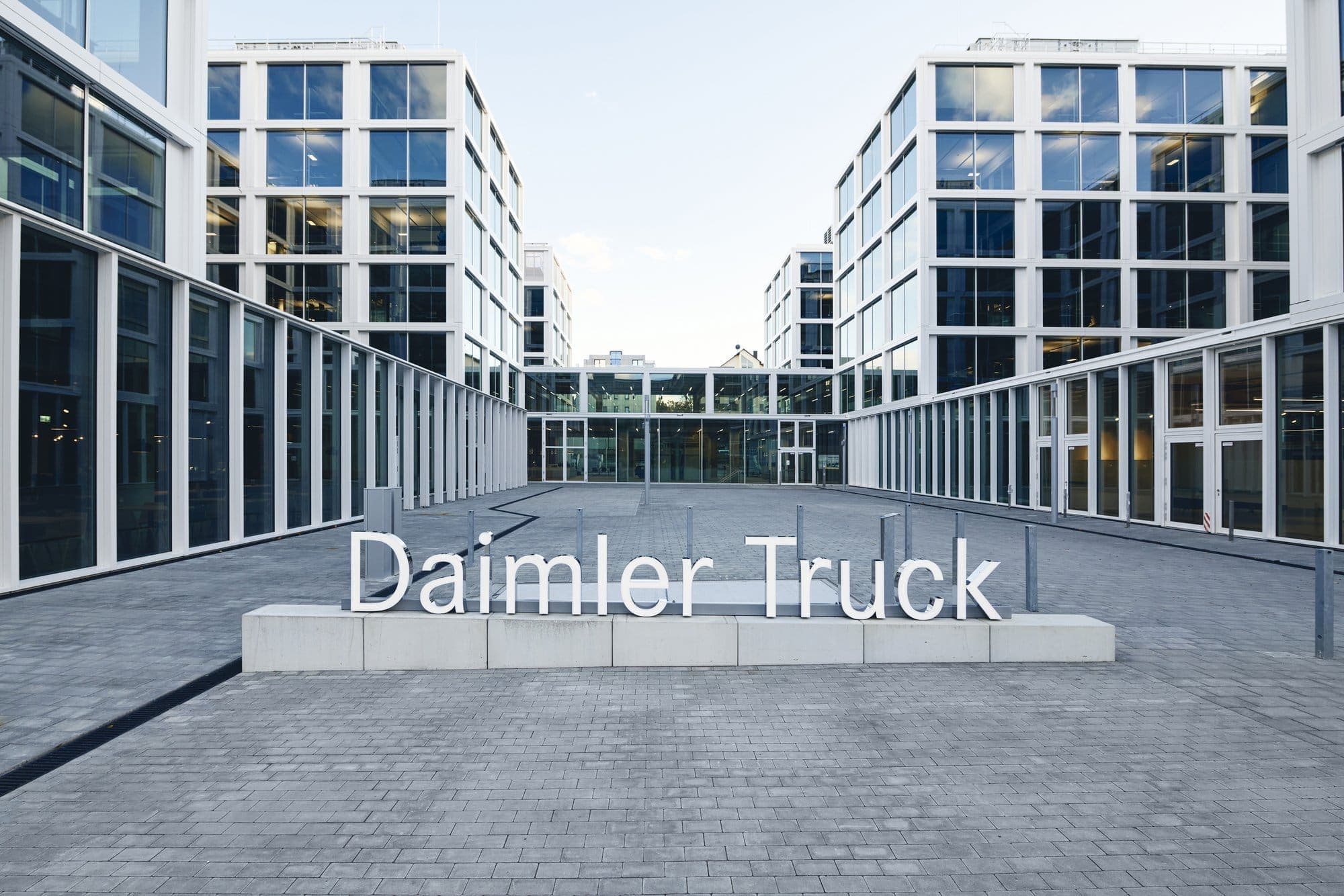 Drasztikus lépést jelentett be a Daimler Truck – Ötezer munkahelyet szüntet meg Németországban