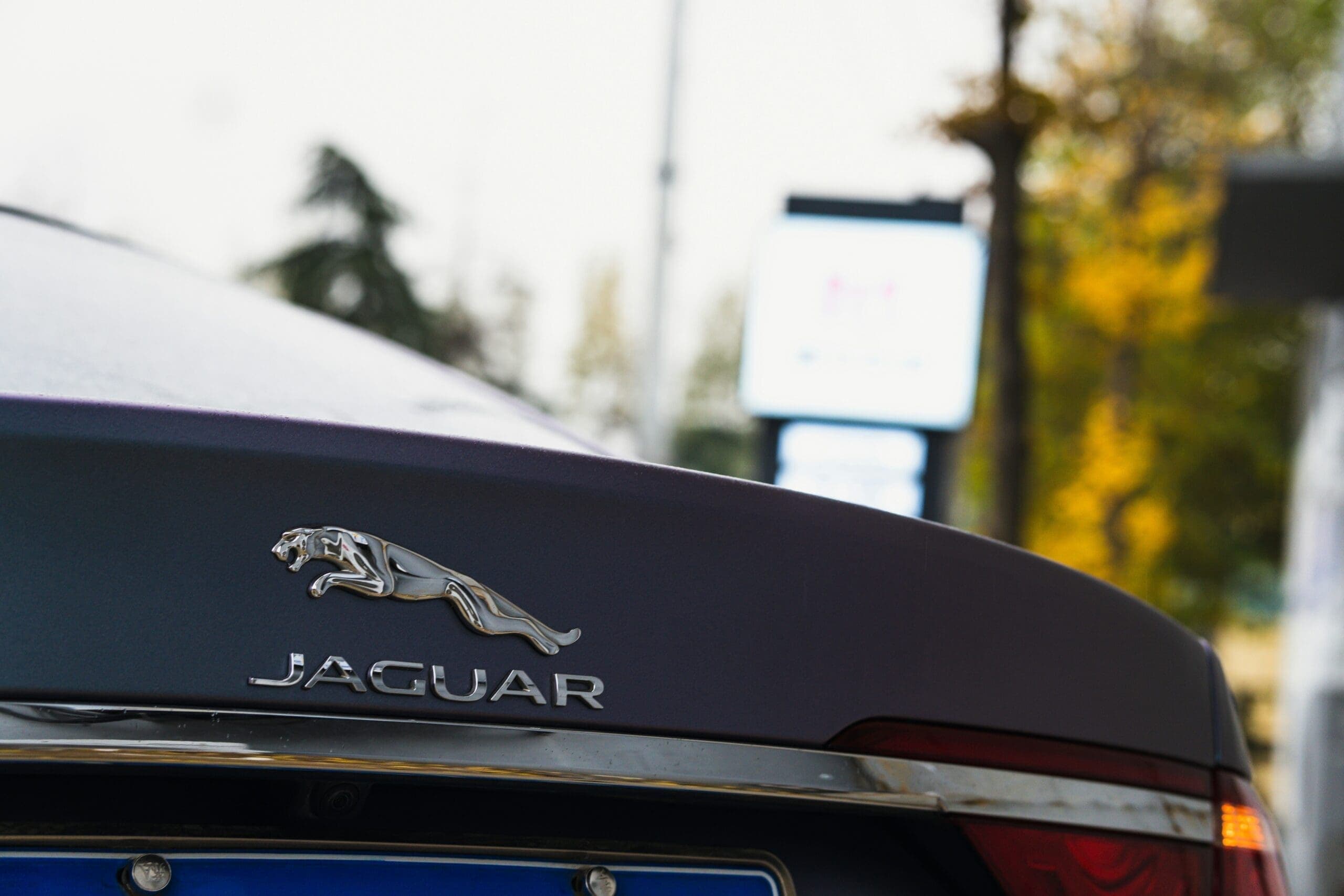 Trump vámjai megtették a hatásukat – Több száz vezetőt rúghat ki a Jaguar Land Rover