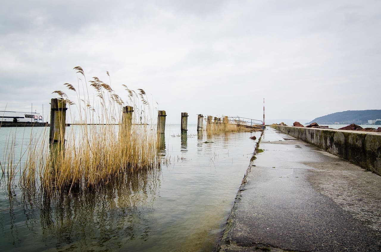 Szennyvíz került a Balatonba – Nem rendeltek el fürdési tilalmat