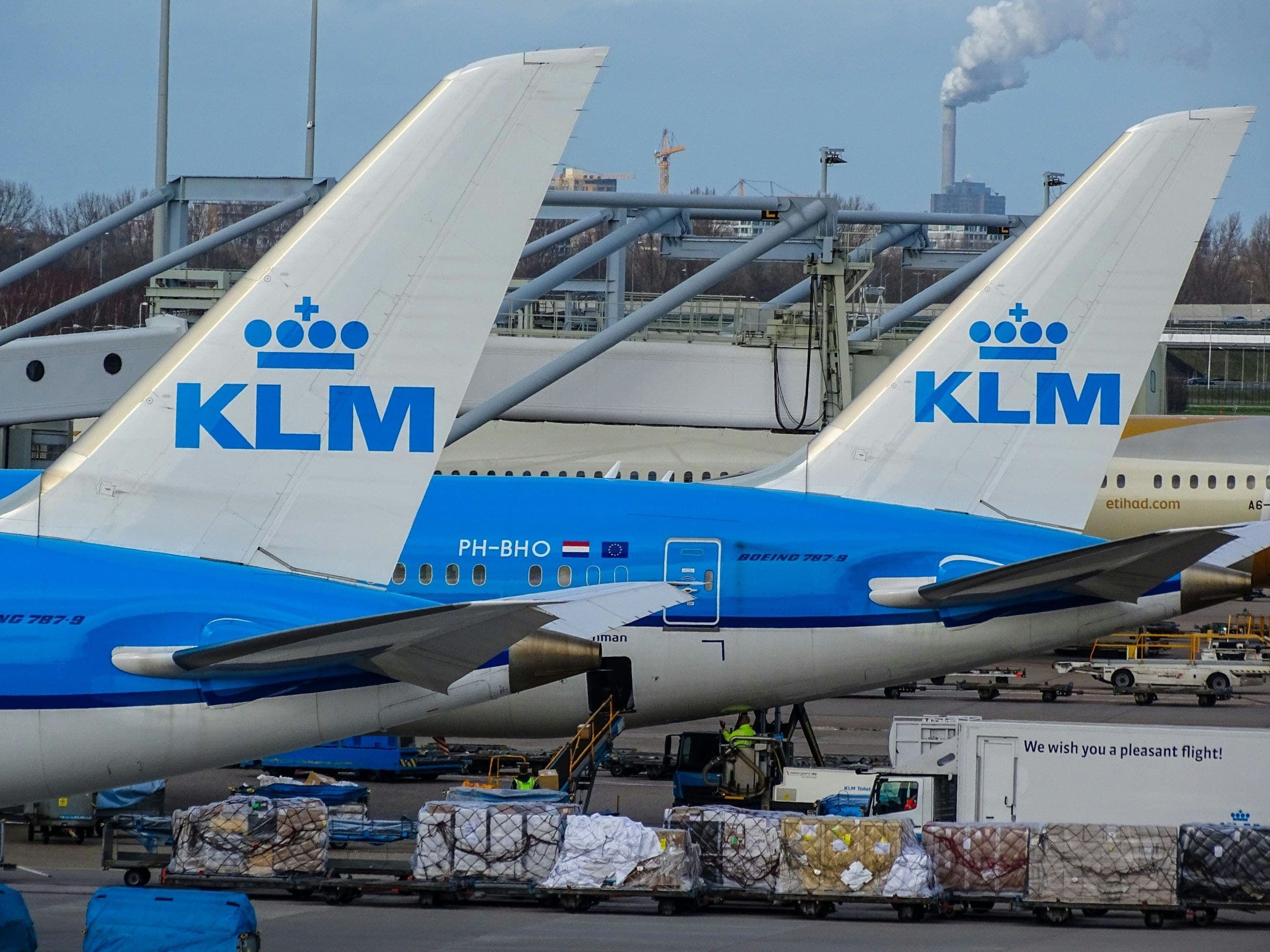 Káosz a KLM-nél – 119 járatot törölnek a Schipholi repülőtéren a földi személyzet sztrájkja miatt
