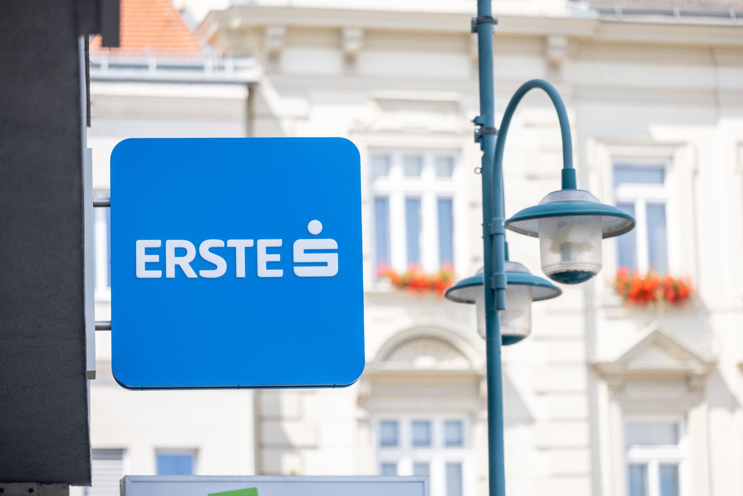 Az Erste-csoport tartja az irányt – A banki különadók ellenére 2,57 milliárd eurós nyereséget ért el kilenc hónap alatt