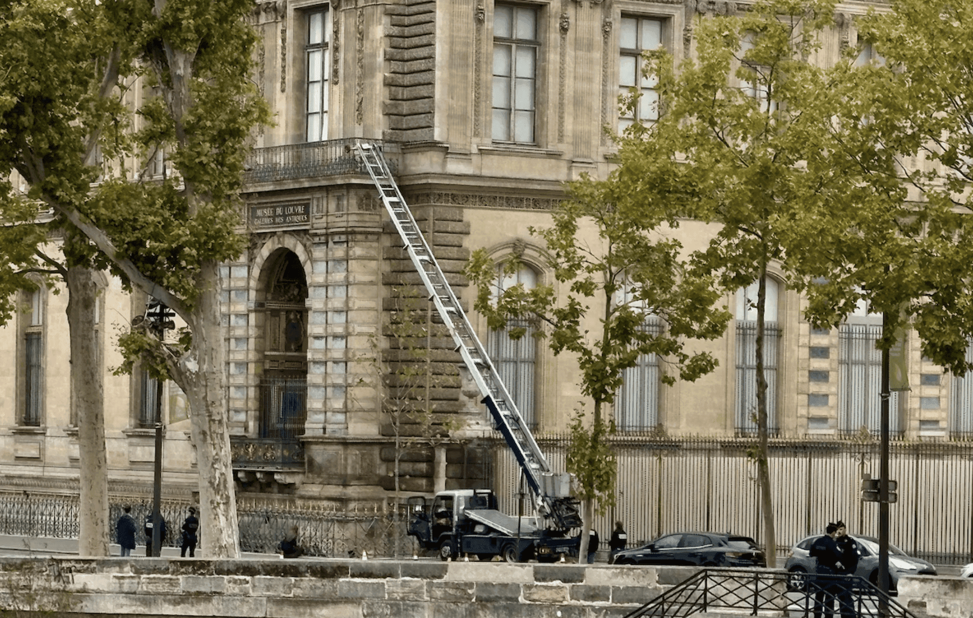 Hogyan sikerült kirabolni hét perc alatt a Louvre-t? – Napóleon ékszereivel menekültek el a motoros tolvajok