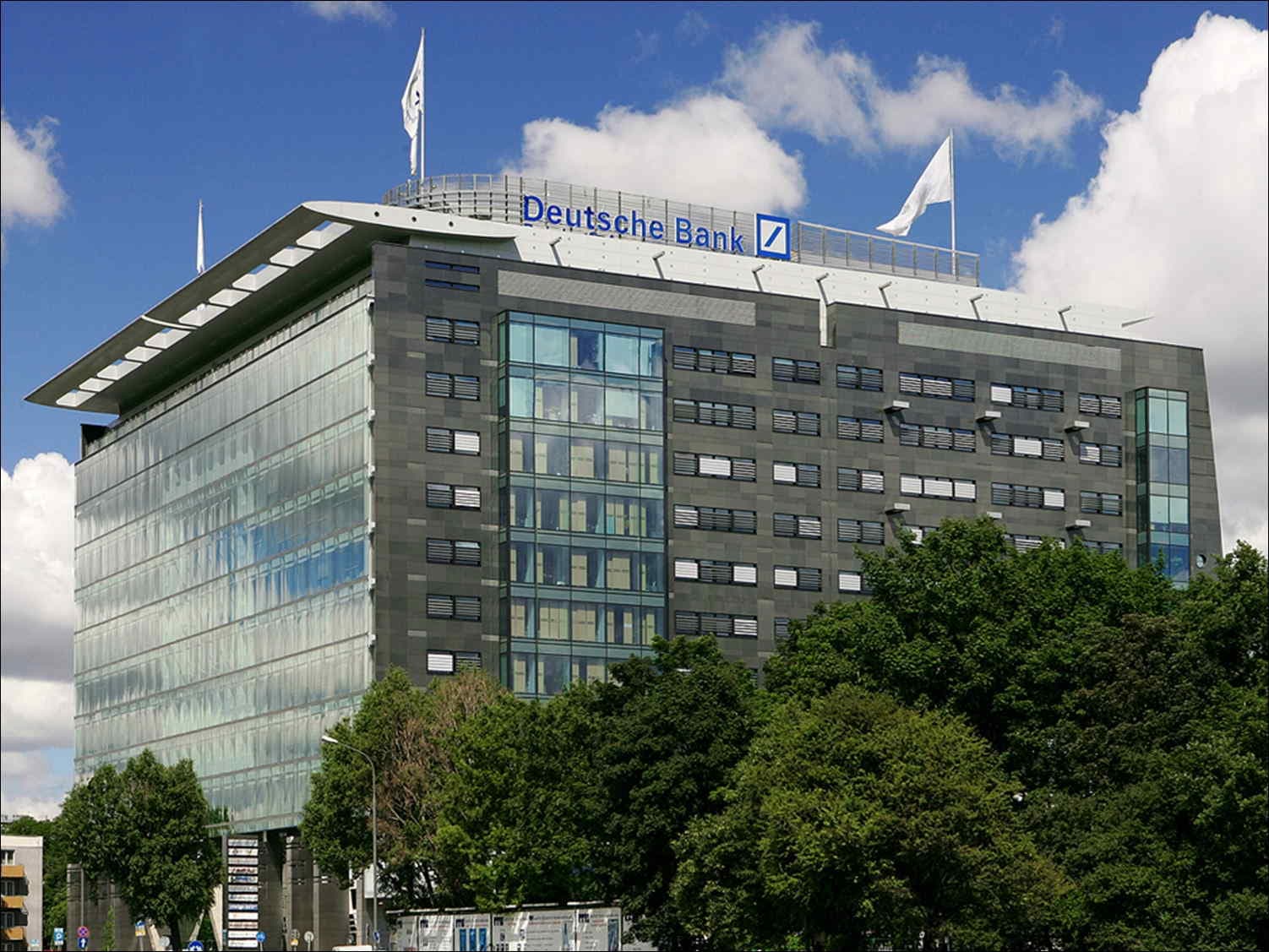 Közel 100 fiók bezárását tervezi a Deutsche Bank – Jön az MI-alapú digitális ügyintézés?