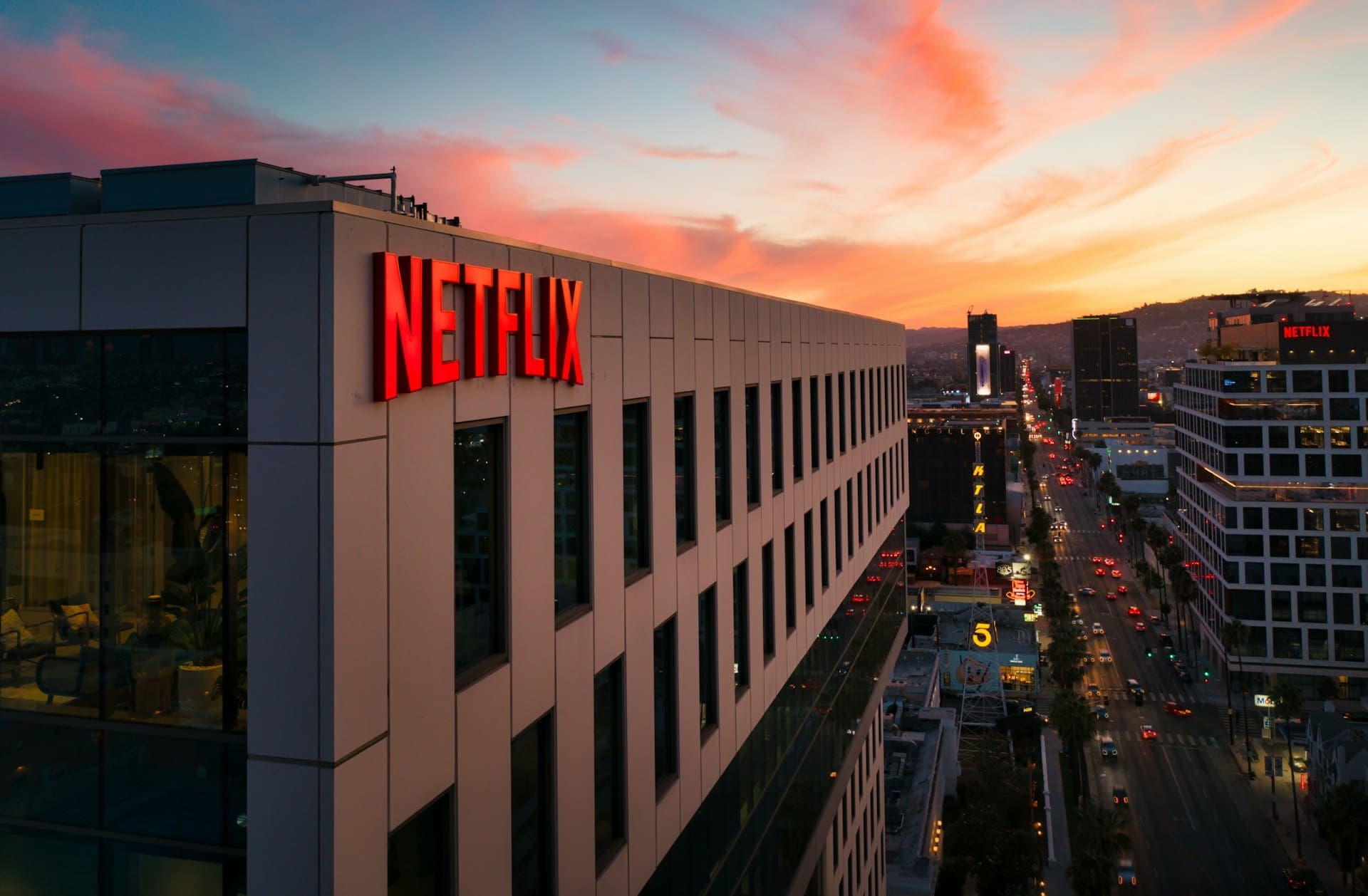 Rekordot döntött a Netflix – 325 millió előfizetőnél jár, mégis esik a részvény