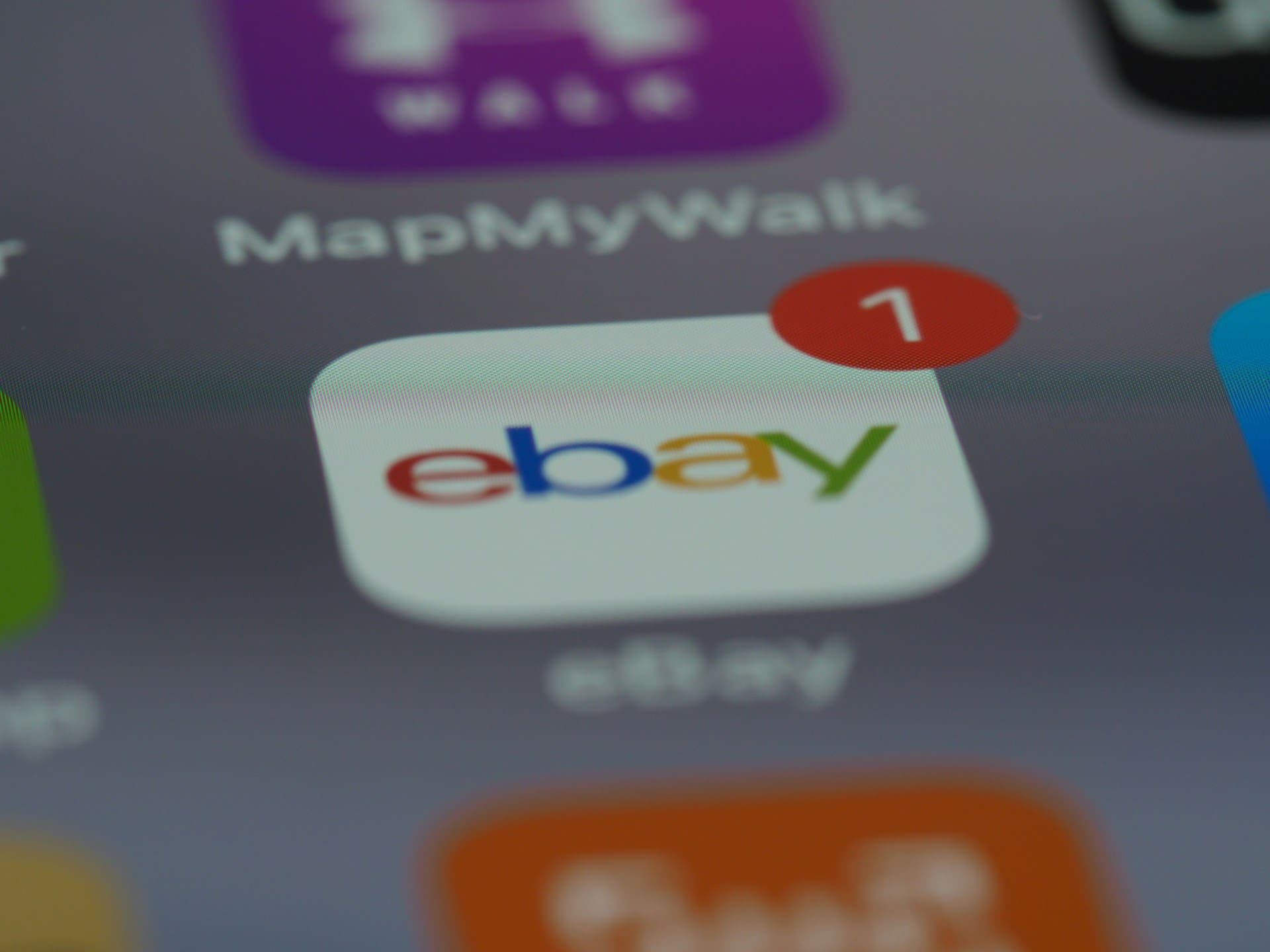 Merészet húz az eBay – Profitcsökkenés ellenére 1,2 milliárdért megveszi a Depopot