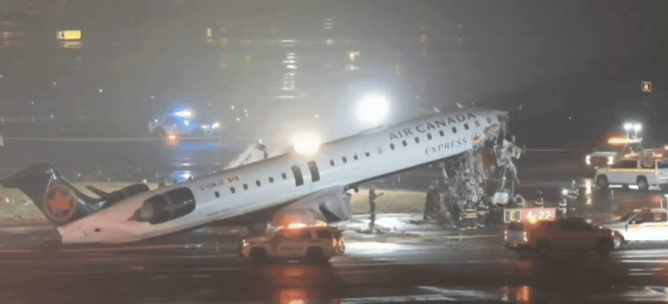 Súlyos repülőtéri baleset történt New Yorkban – Leszállás közben tűzoltóautónak ütközött az Air Canada járata