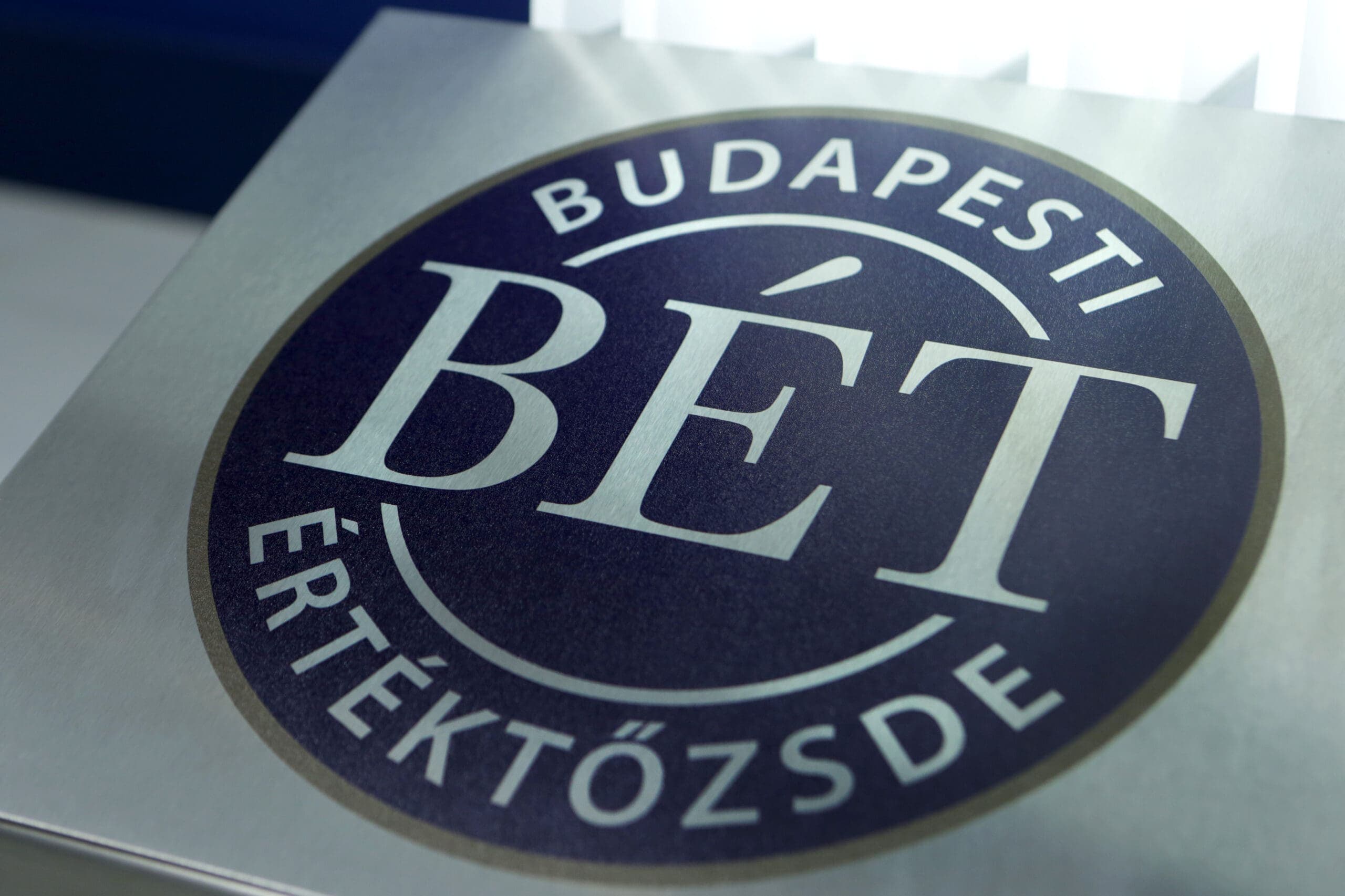 Tőzsdezárás Június 8. – A BUX zöldben zárt, az OTP gyengült