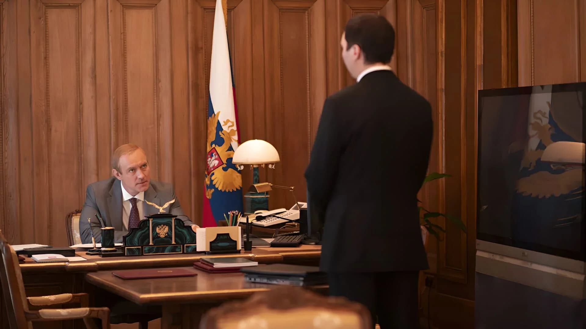 Filmajánlónkban Jude Law Putyin világába visz, Kurt Russell és Michelle Pfeiffer a The Madisonban gyászol