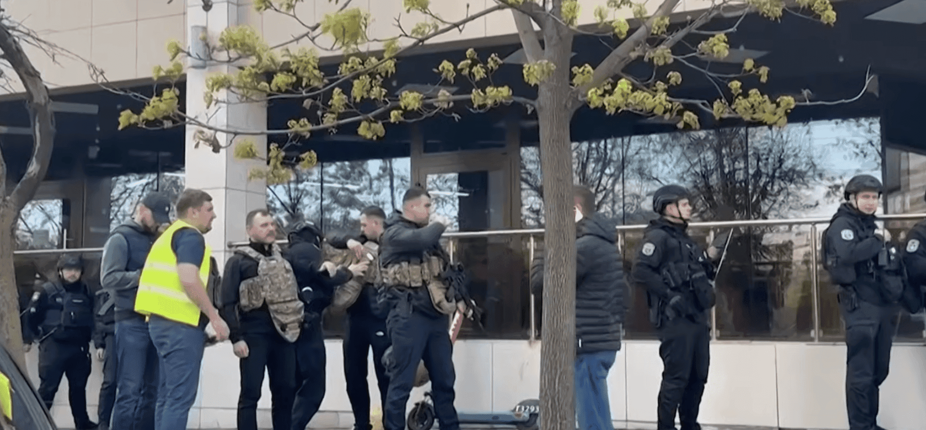Brutális támadás Kijevben – Az utcán lövöldözött, majd túszokat ejtett egy fegyveres