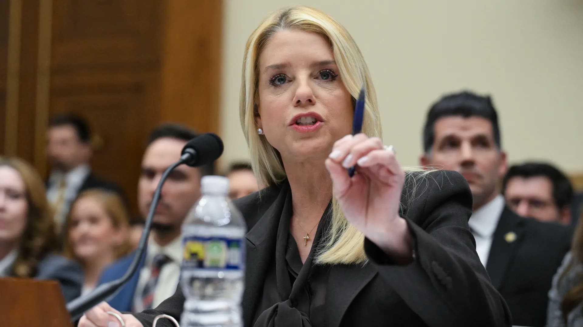 Szexkereskedelem - Pam Bondi lemondott főügyészi posztjáról