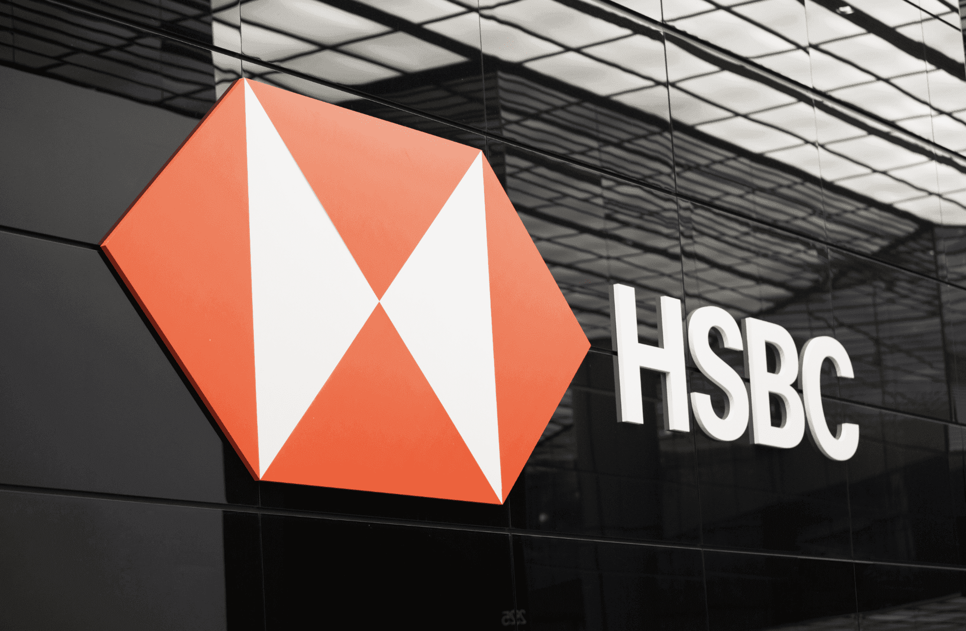 Váratlan 400 millió dolláros veszteség rázta meg a HSBC-t – Nagyot estek a bank részvényei