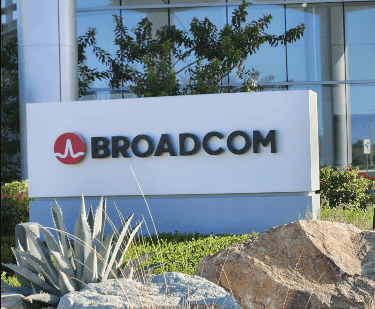 Rekordot döntött a Broadcom, mégis megijedtek a befektetők – Mi történik az AI-piacon?